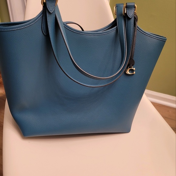 Coach purse with built in wallet/clutch - Picture 4 of 4